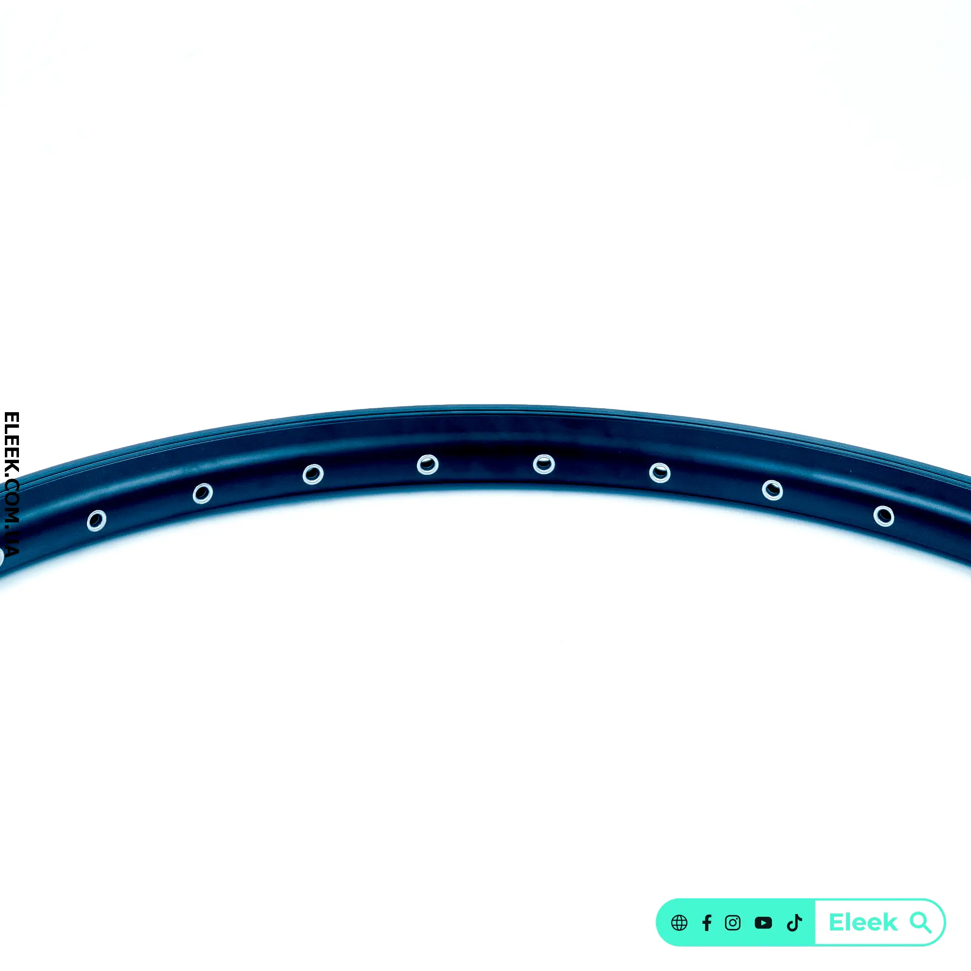 Spoke holes for 2.0-2.6 mm gauges on a 28" (25/32 mm) double-wall rim